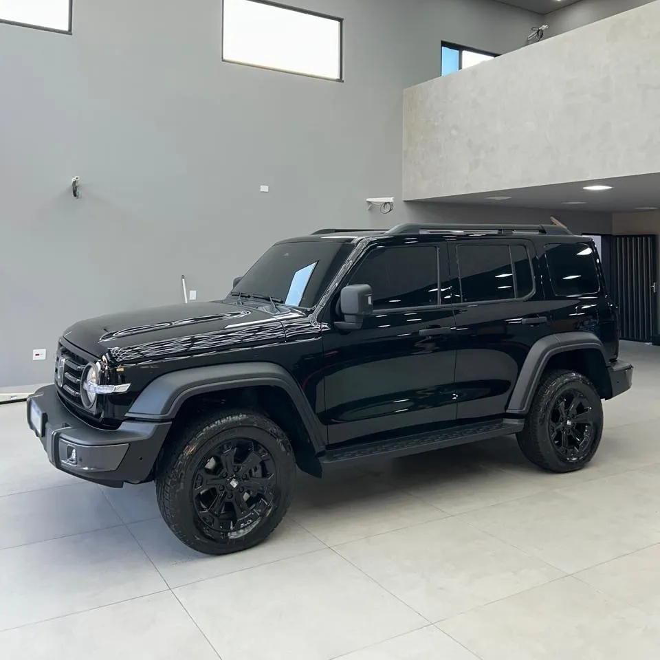 SUV preto com os vidros escurecidos por película, no salão do estúdio da RFilmes.